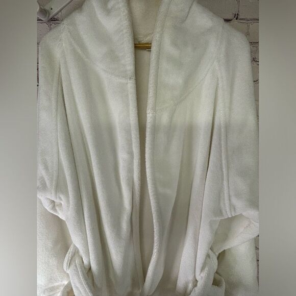 Elegant White Robe Unisex - Picture 8 of 9